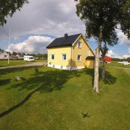1 Room In The Yellow House, Close To Airport & Lofoten Evenskjer Екстериор снимка